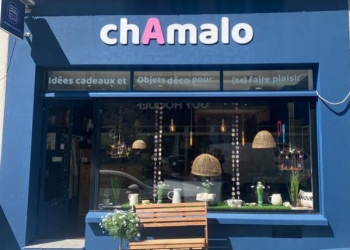 Enseigne PVC blanc avec adhésif rose